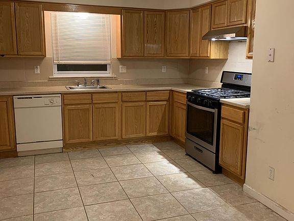 3rd image of 584 Morrow St #1