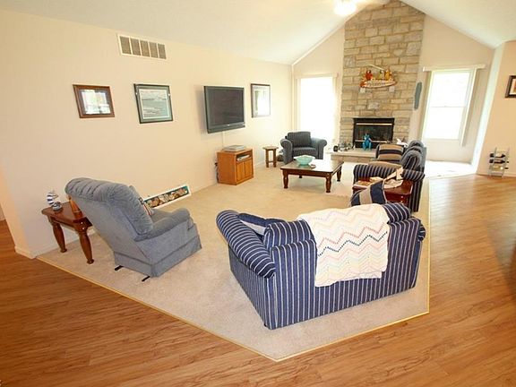 2nd image of 407 Sweetvalley Ln