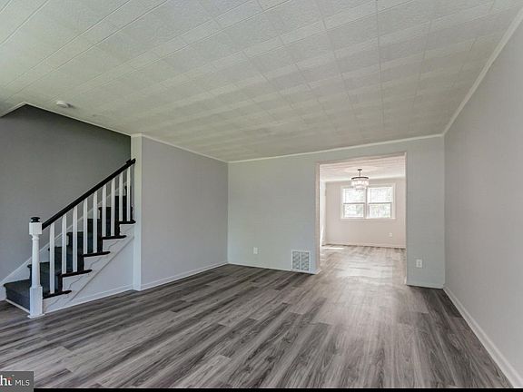 3rd image of 3048 W Court Ave