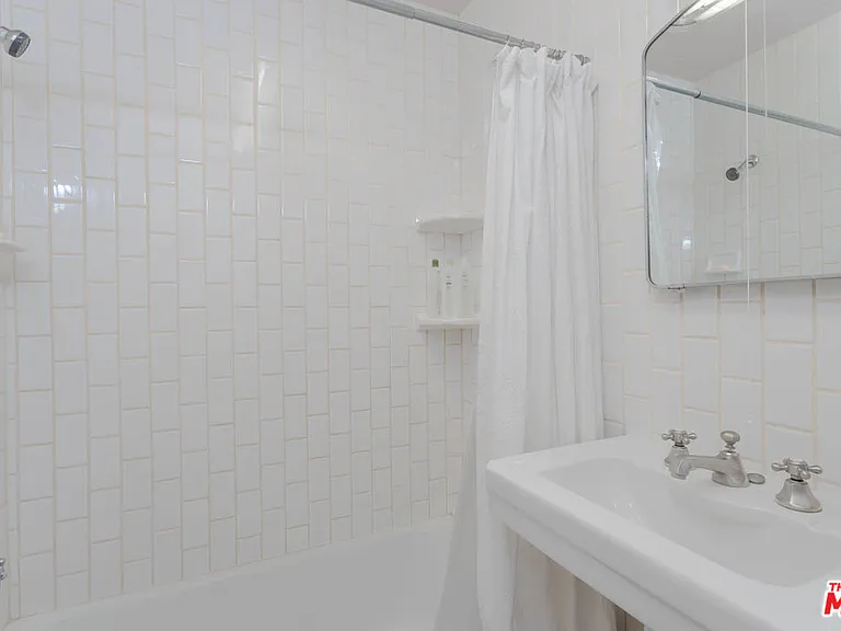 10959 Strathmore Dr — Photo 23