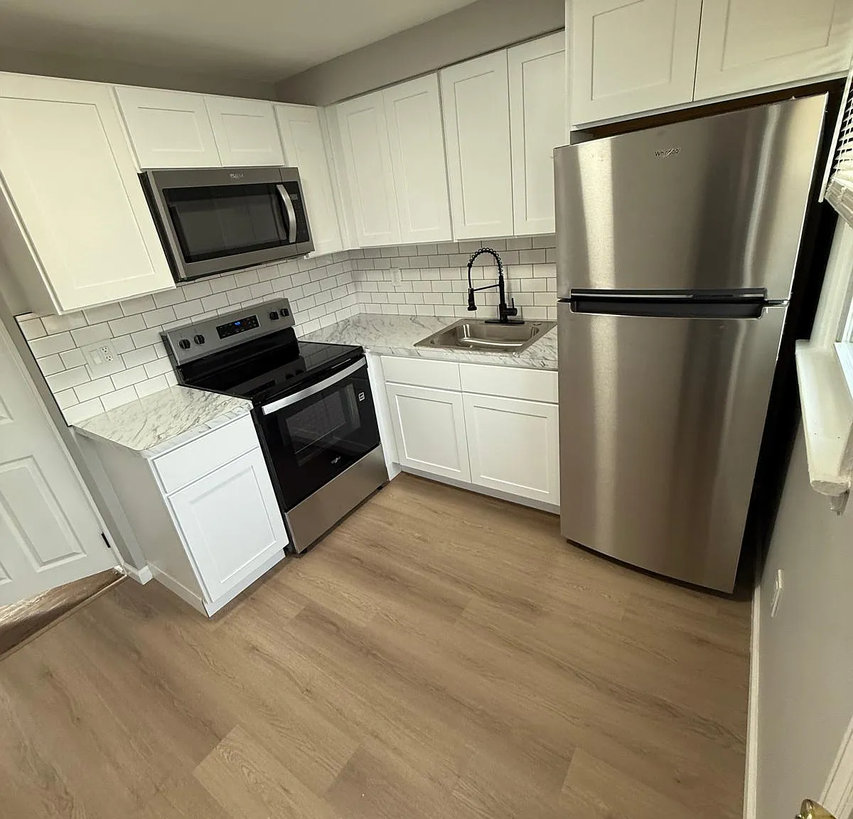 Hilltop Court Apartments — Photo 2