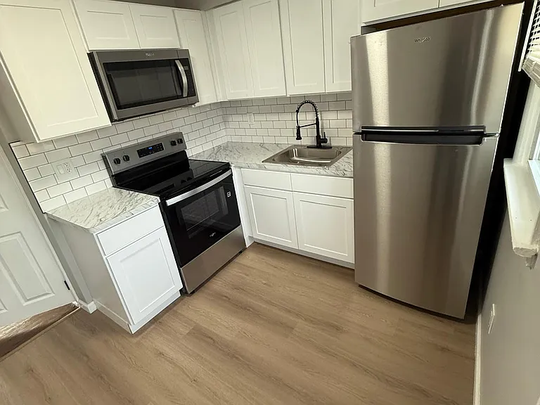 Hilltop Court Apartments — Photo 2