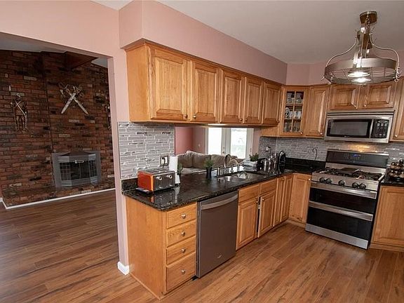 3rd image of 15175 Congress Dr