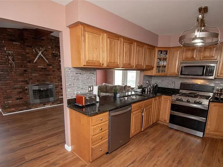 15175 Congress Dr — Photo 5