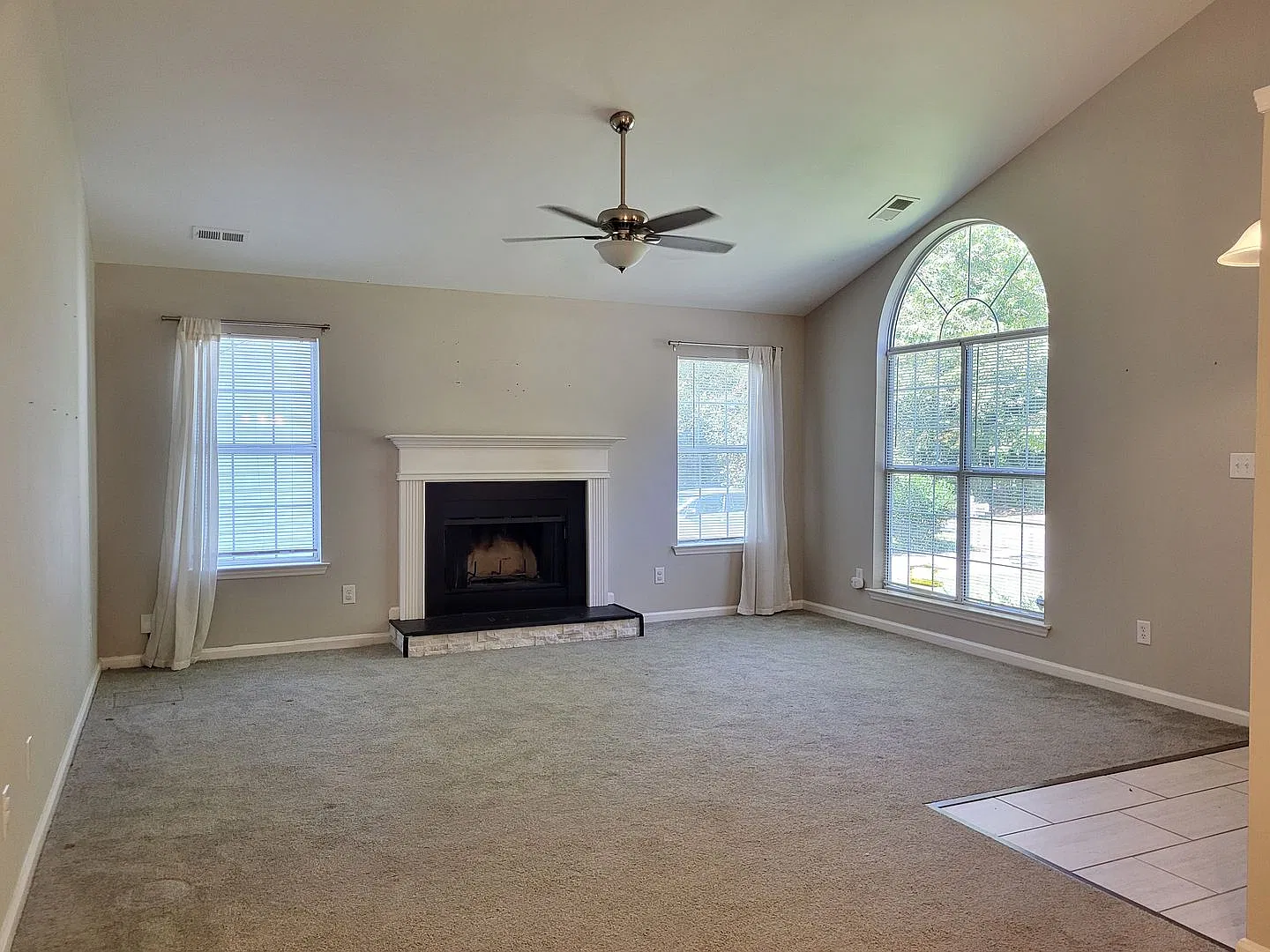 3 bedroom Ranch — Photo 2