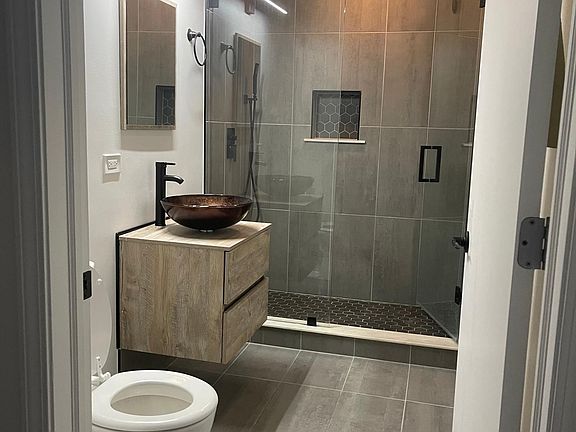 3rd image of 1122 W Catalpa Ave APT 405
