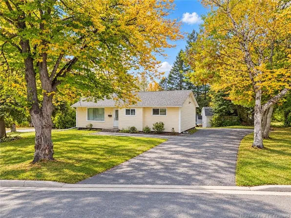 7 Manchester Ct, Fredericton, NB E3B 4P2