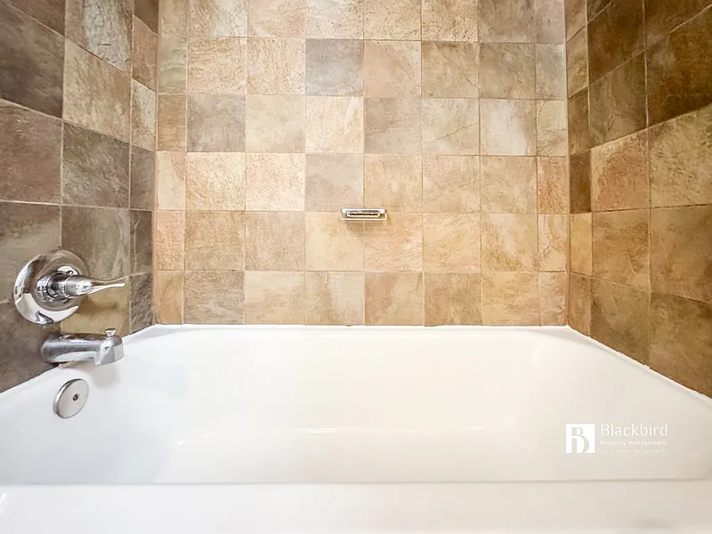 1 bed, 1.0 bath, 3052 sqft, $1,800 — Photo 3