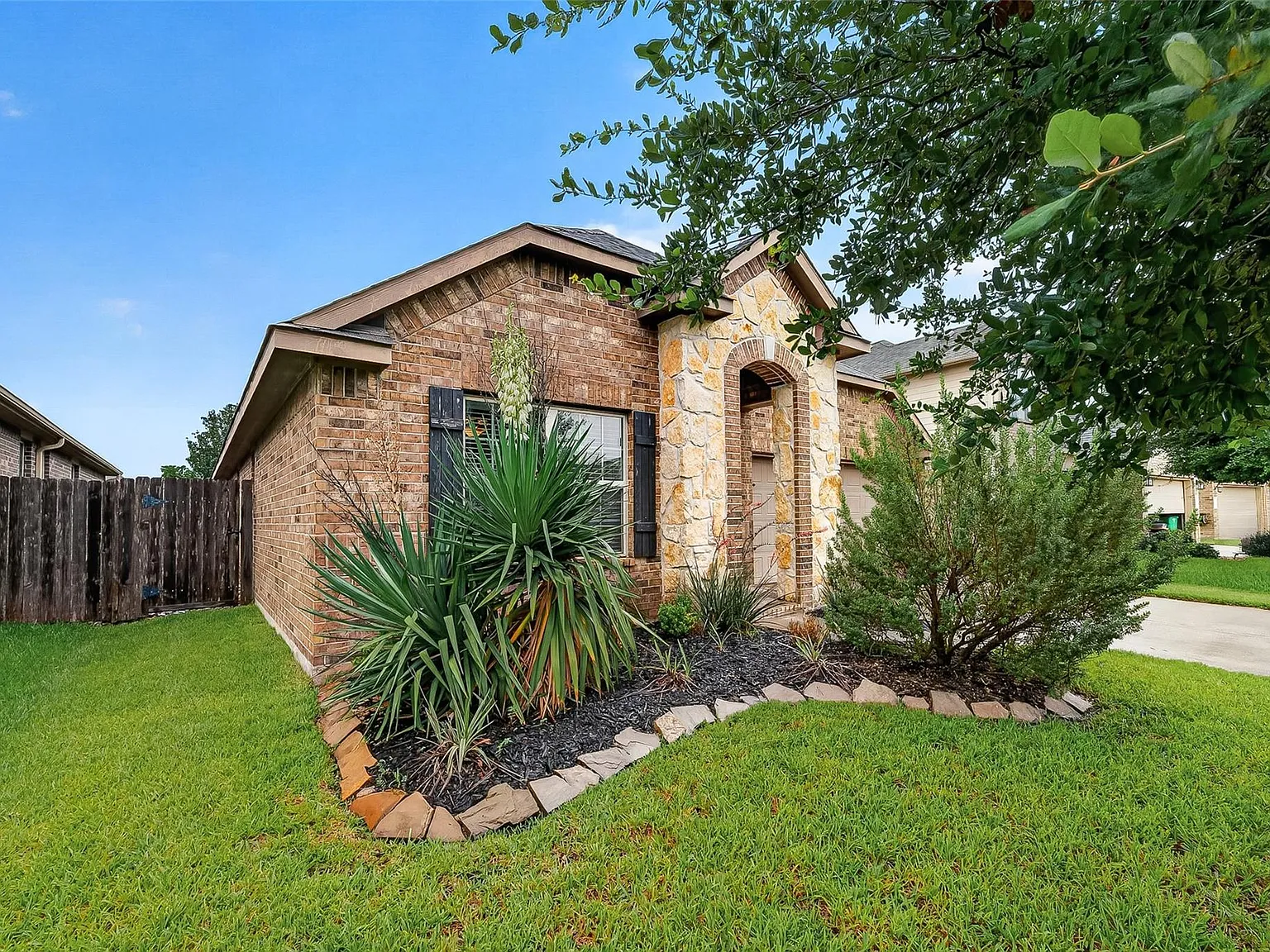 4 bed, 2.0 bath, 1969 sqft, $2,300 — Photo 4