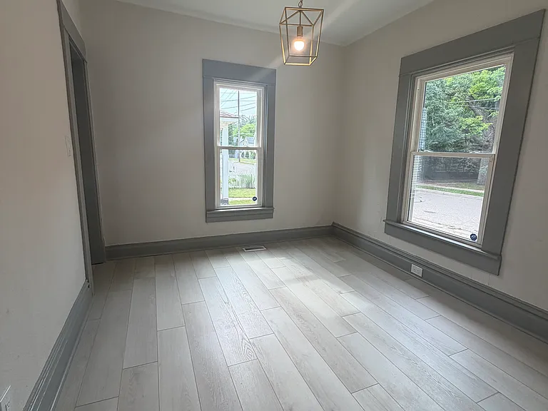 952 Logan St SE — Photo 3