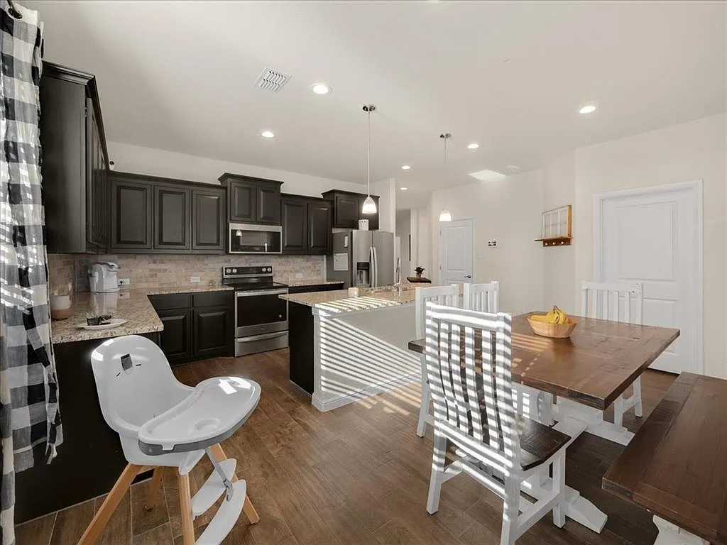 1124 Nelson Place - 1 — Photo 4