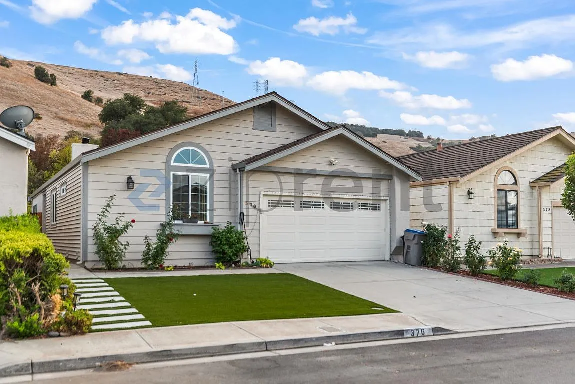 3 bed, 1350 sqft, $4,700 — Photo 2