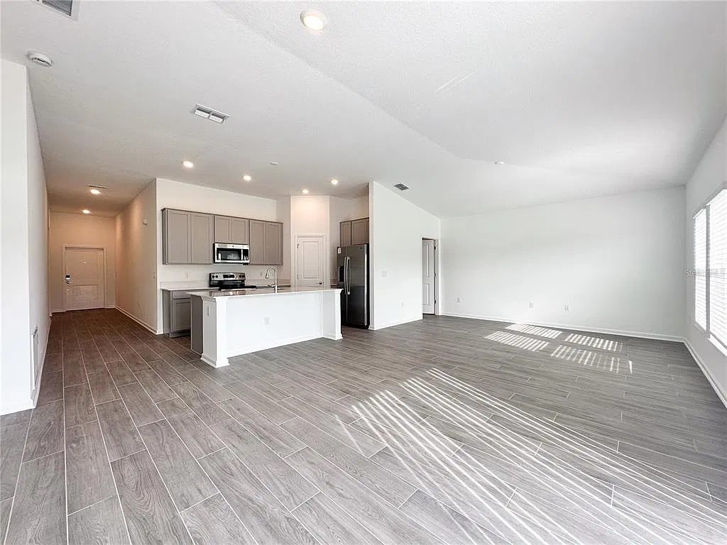 3 bed, 2.0 bath, 1560 sqft, $2,050 — Photo 3