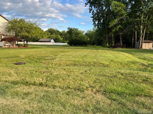 16689 Carter Rd, Woodhaven, MI 48183