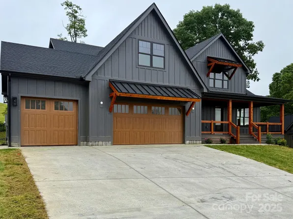 326 Mavrick Dr, Mills River, NC 28759