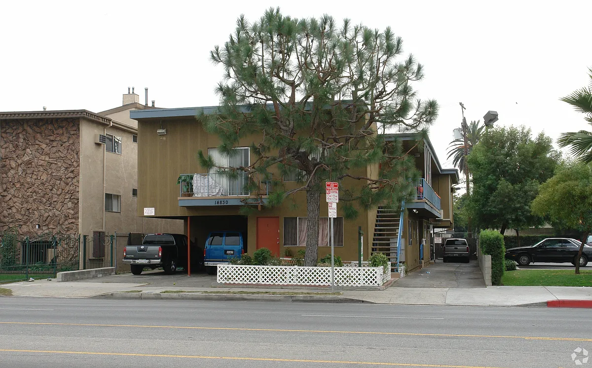 Building Photo - 14830 Victory Blvd