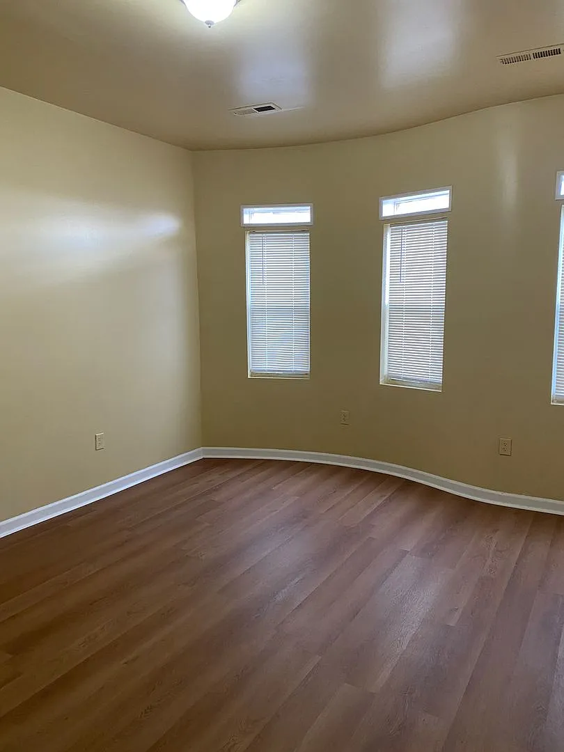 Spacious Rooms! Hardwood Flooring Throughout! A/C! W/D Hook-Up! — Photo 3