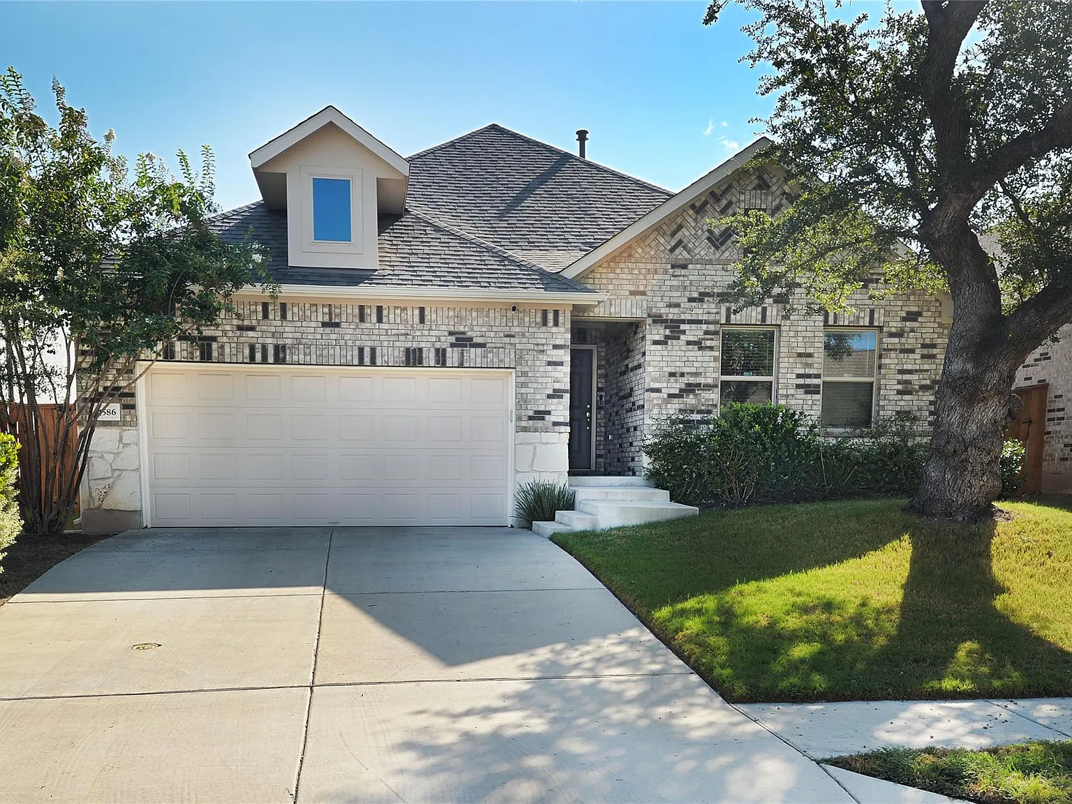 3 bed, 2.0 bath, 1813 sqft, $2,295 — Photo 1