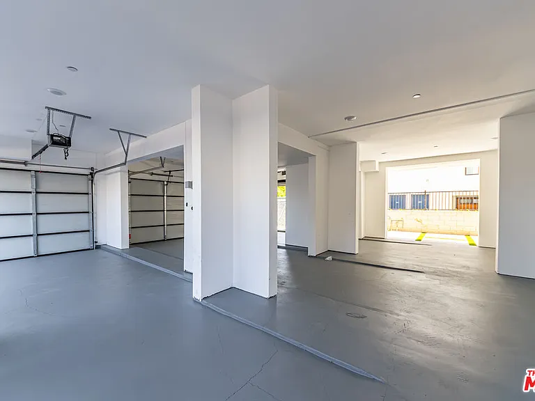 6702 Balboa Blvd #1 — Photo 28
