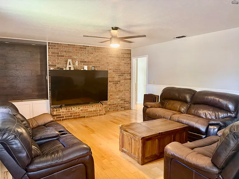 4115 Kingsbury Dr — Photo 2