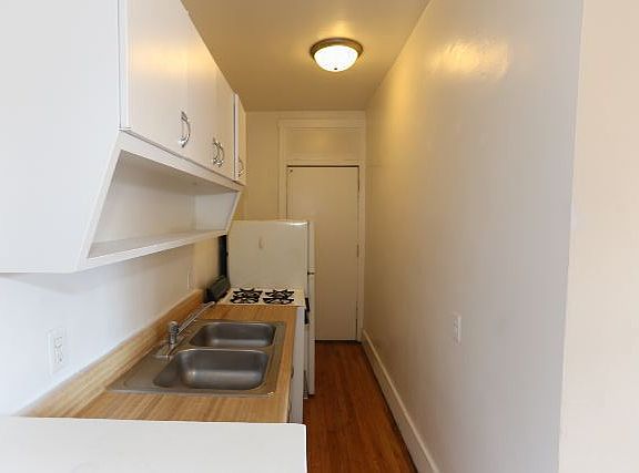 2nd image of 951 W Cornelia Ave APT 2B