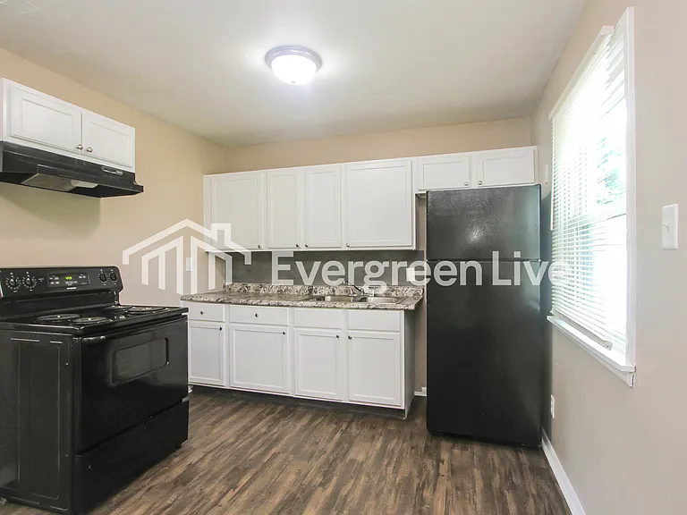 1505 N Webster Ave — Photo 5