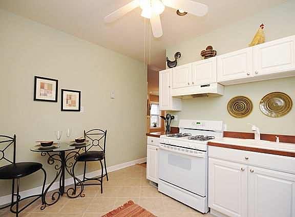 5th image of 1622 W Diversey Pkwy APT 1B