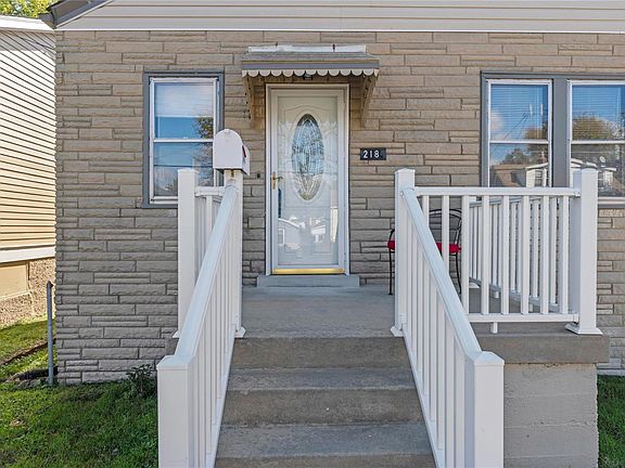 3rd image of 218 W Arlee Ave