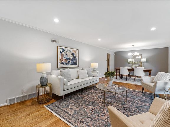 4th image of 6 Green Oaks Dr