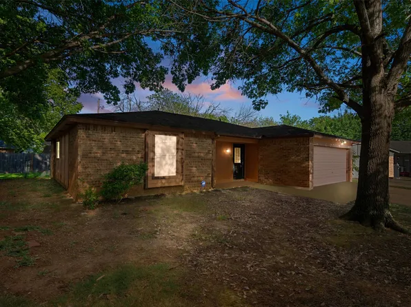 420 Parkview Ct, Burleson, TX 76028