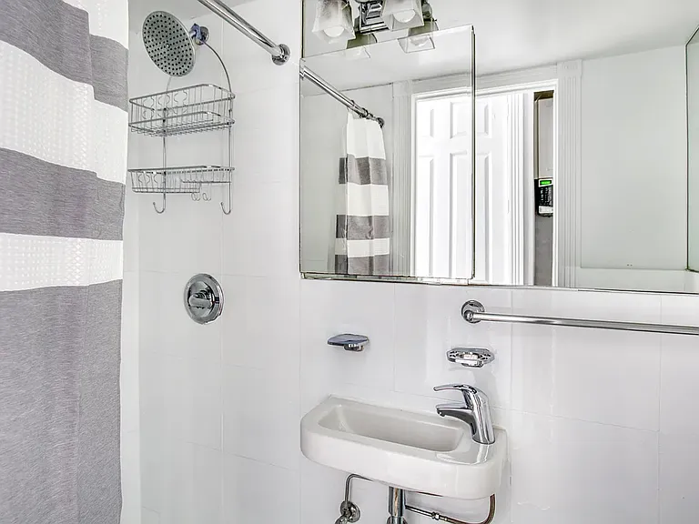202 E 13th St #2G — Photo 12
