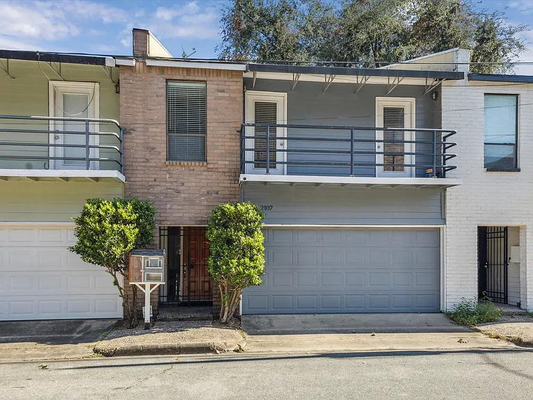 2107 Morgan St — Photo 1