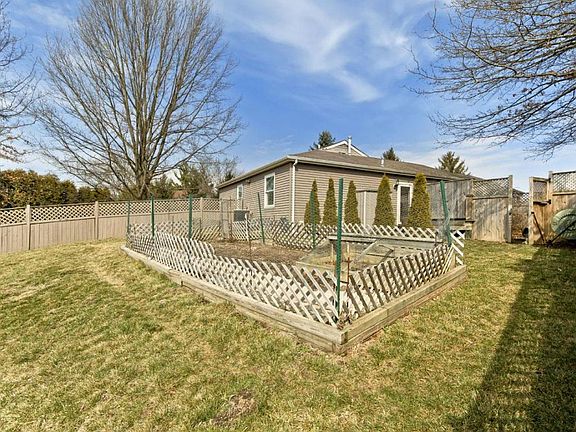 3rd image of 74 Stonyridge Ct