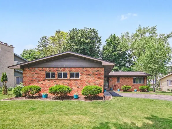 17 Sycamore Dr, Chelsea, MI 48118