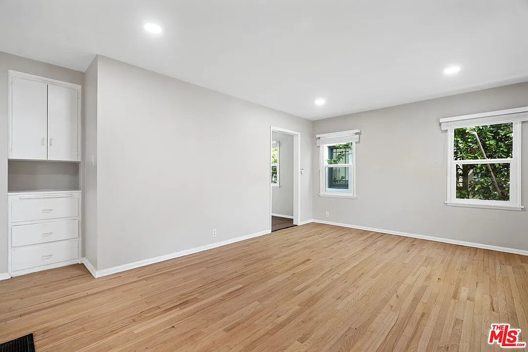 2 bed, 1.0 bath, 1000 sqft, $4,975 — Photo 2
