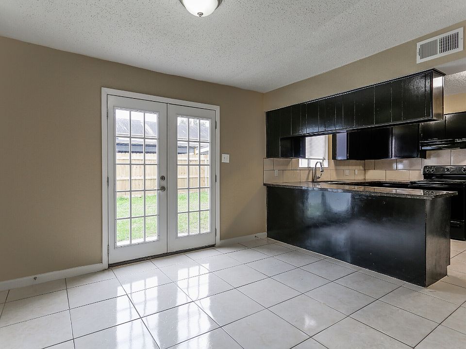 Private, fenced backyard. 
Private carport. 
Washer & Dryer connections.