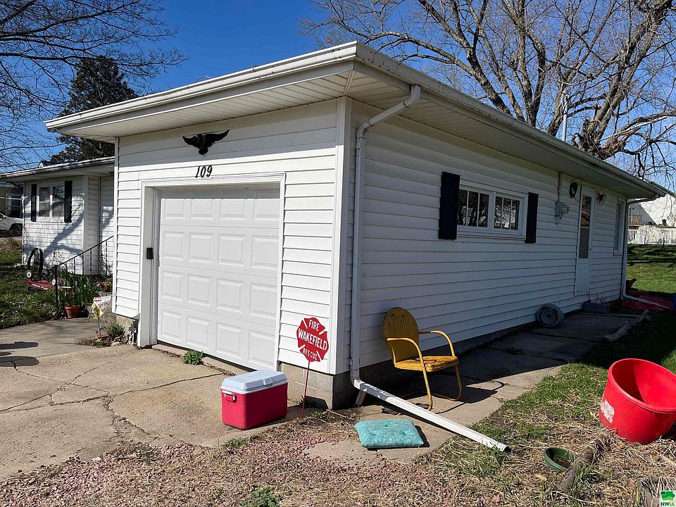2nd image of 109 Maple St