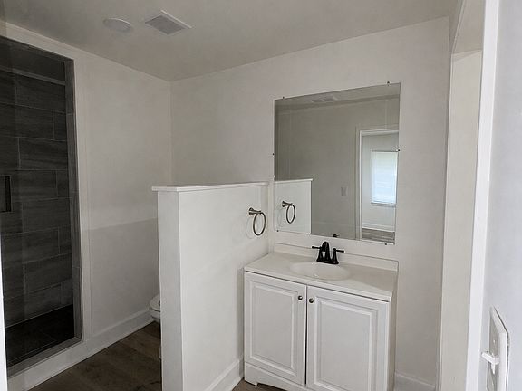 4th image of 3084 Fleetwood Dr