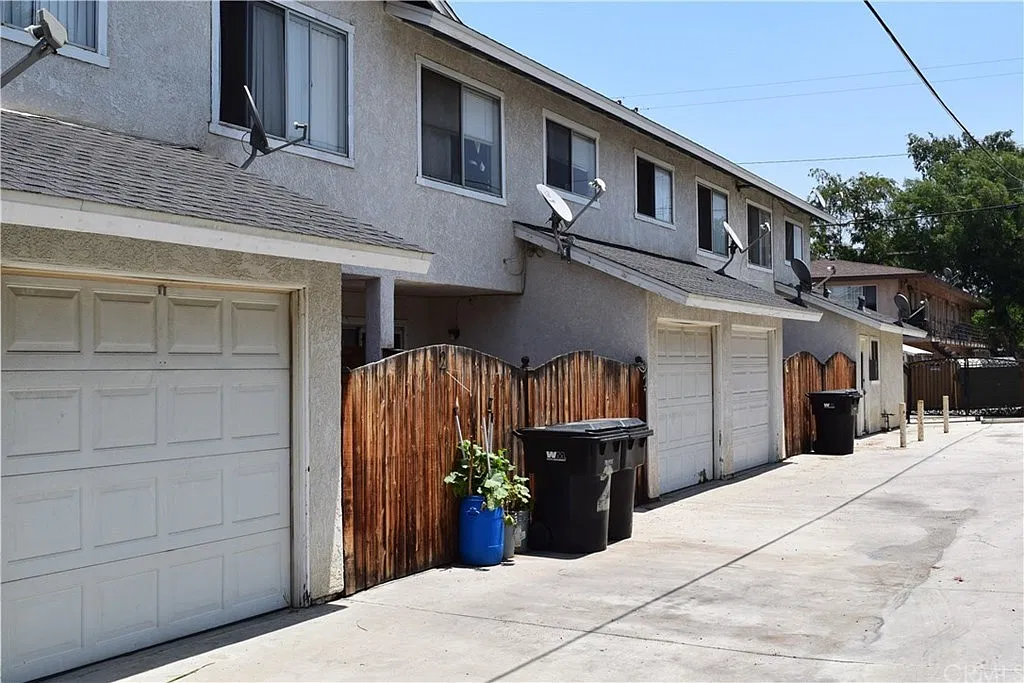 2 bed, 1200 sqft, $2,400 — Photo 2