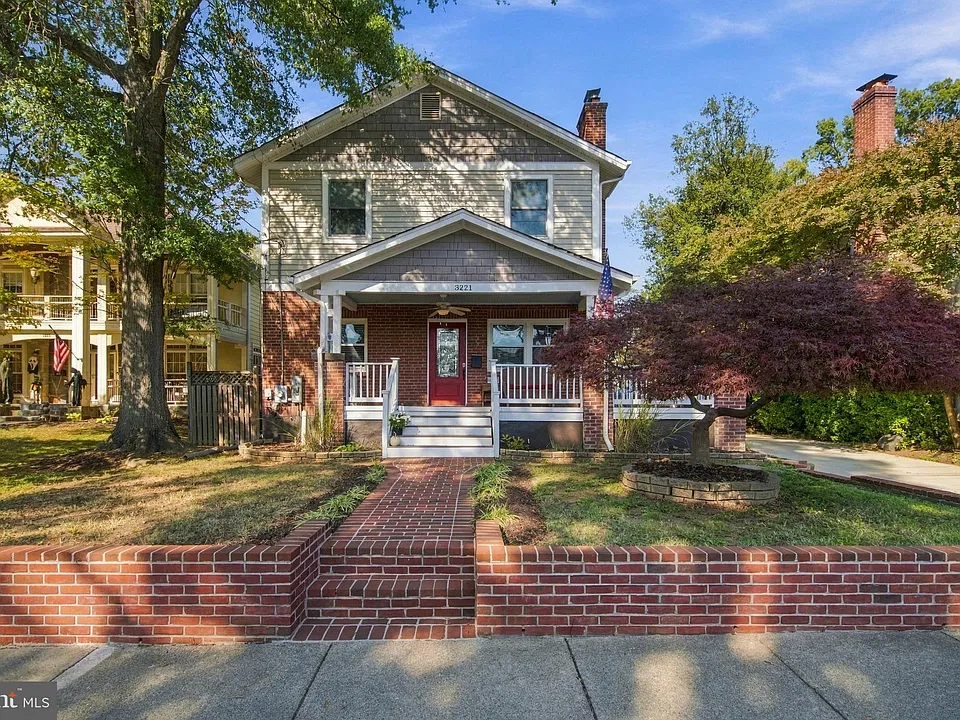 3221 N Pershing Dr