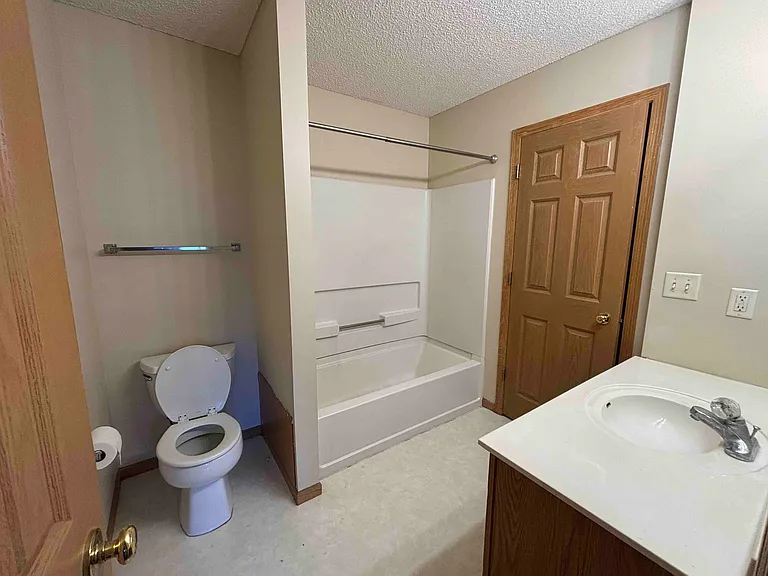 657B Kingfisher Ln #B — Photo 12