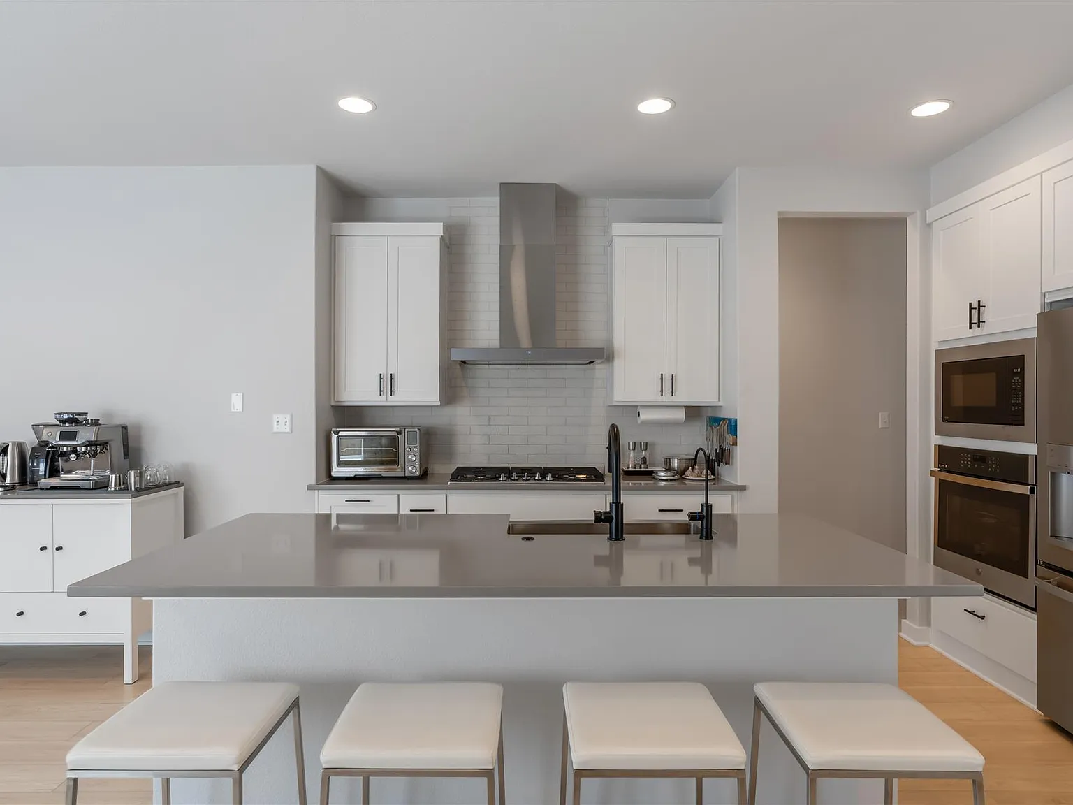 3 bed, 2.0 bath, 1615 sqft, $2,900 — Photo 3