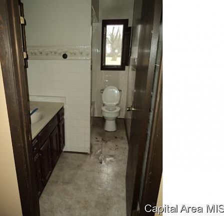 4th image of 417 Marston Ave
