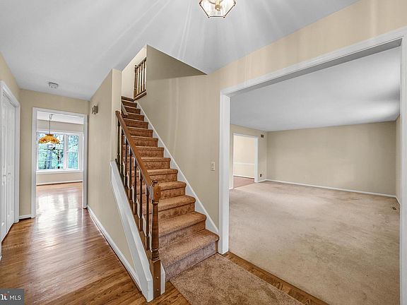 3rd image of 824 Meadowview Dr