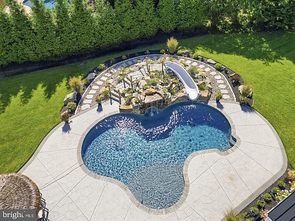 4th image of 7 Lily Ln