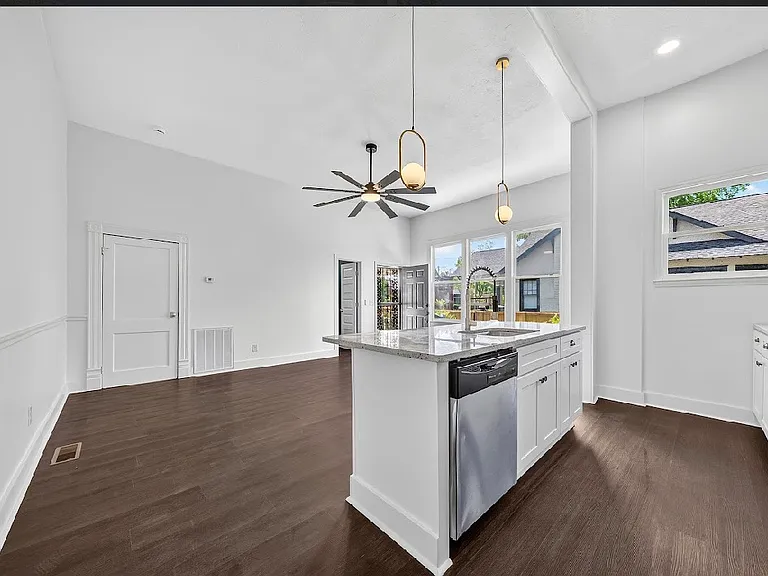 2807 Beacon Ave — Photo 29