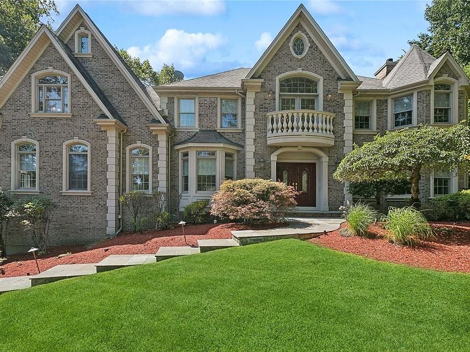 1st image of 5 Running Brook Lane