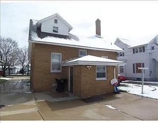 2015 S William St photo 1