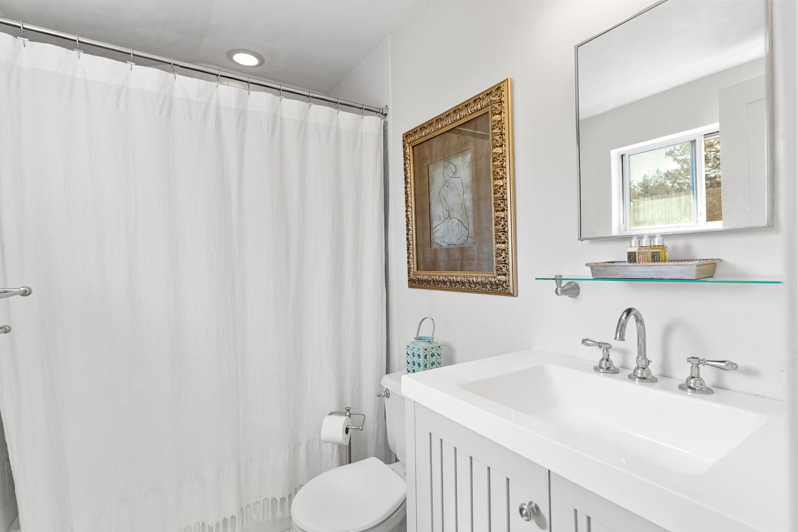  Bath that is the en-suite to the “yellow” bedroom 