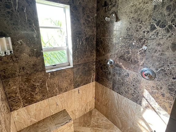 3rd image of 940 Jefferson Ave APT 12